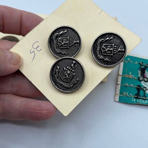 Nine cards of fun vintage buttons snaps fasteners - Picture 6 of 13